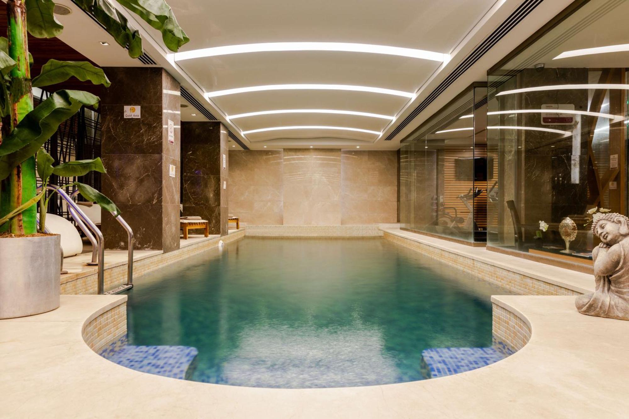 Levni Hotel & Spa - Special Category Istanbul Luaran gambar The pool at the Mandarin Oriental, London